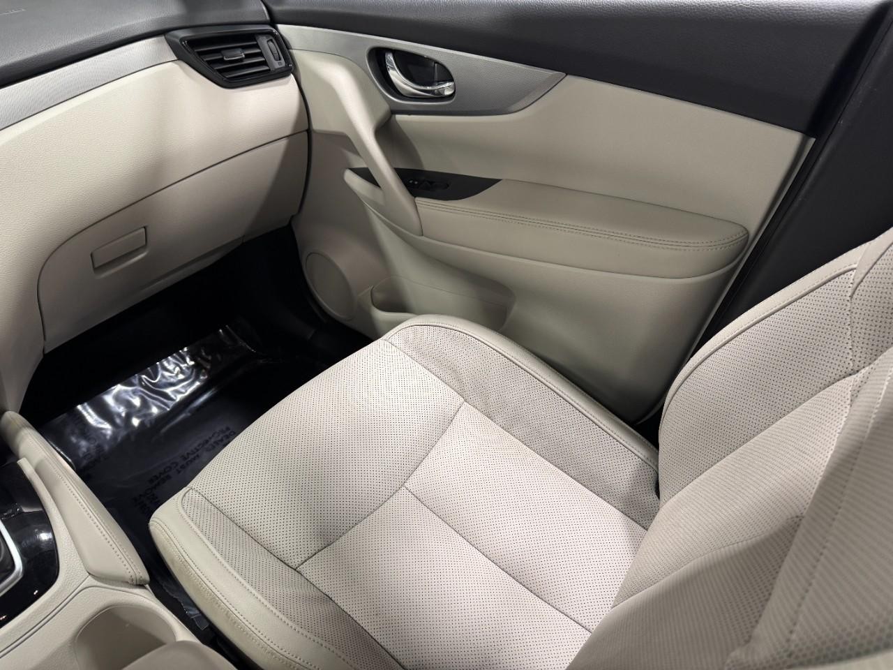 Nissan Rogue Sport Vehicle Full-screen Gallery Image 17