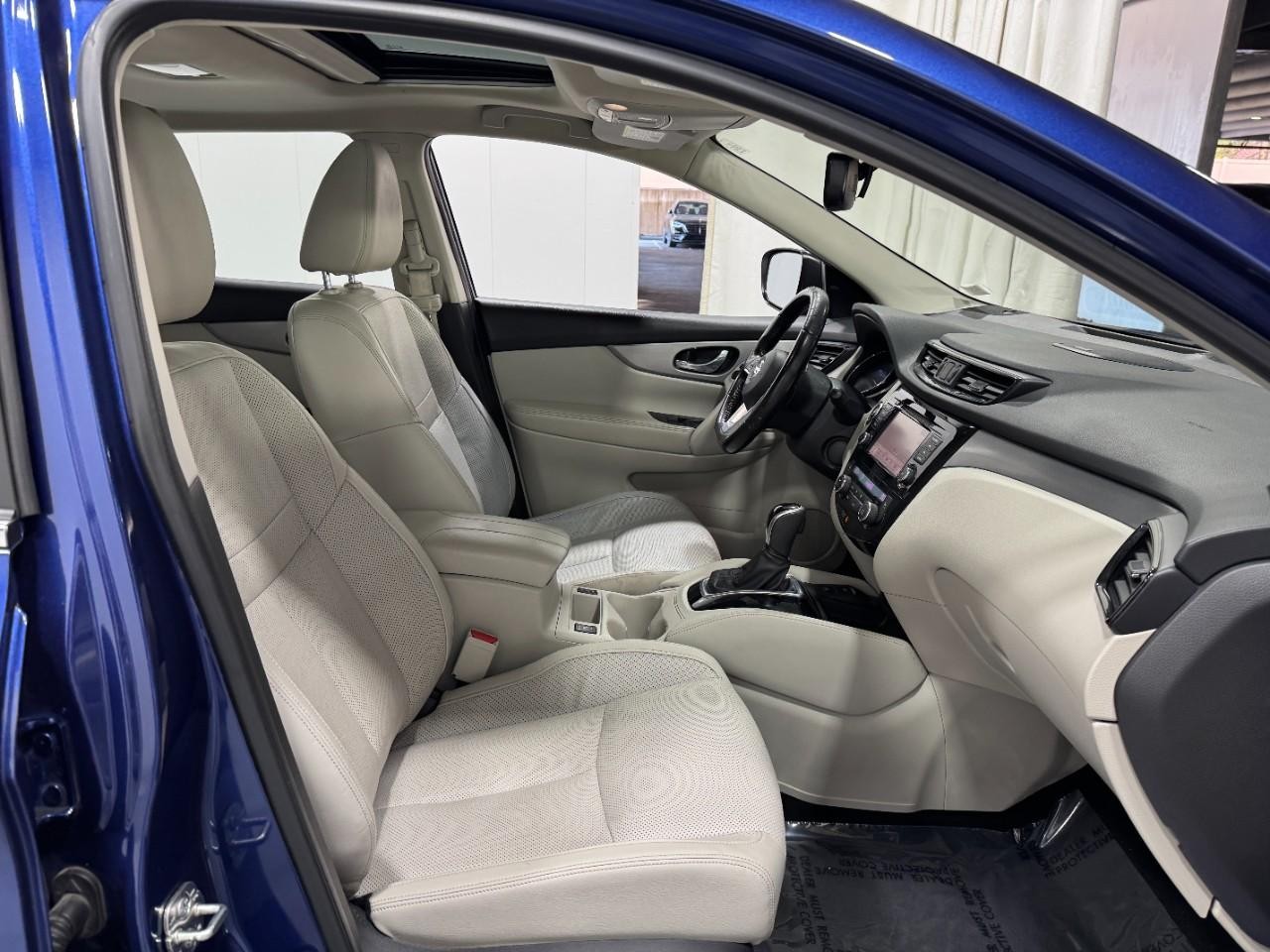 Nissan Rogue Sport Vehicle Full-screen Gallery Image 18