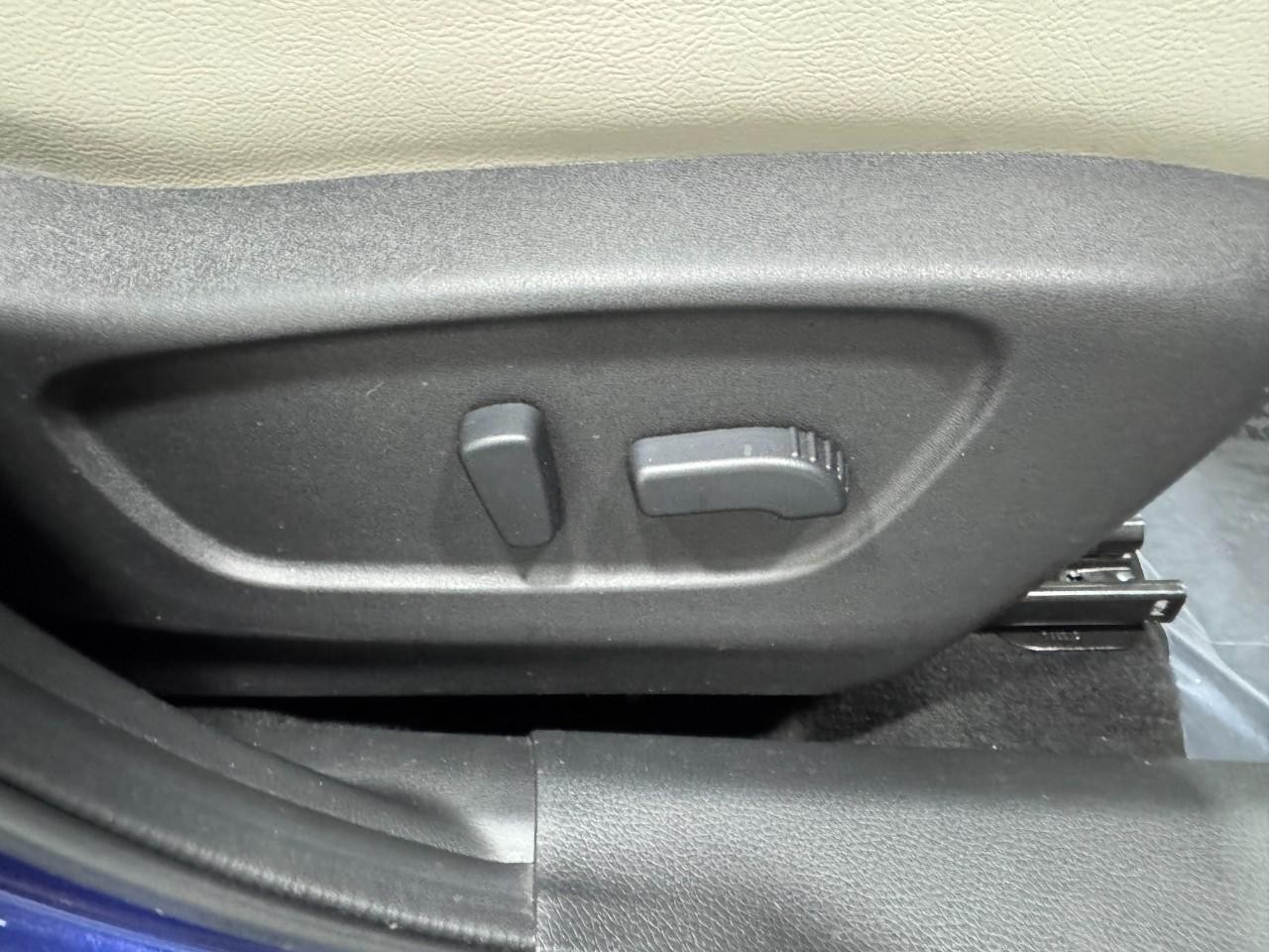 Nissan Rogue Sport Vehicle Full-screen Gallery Image 20