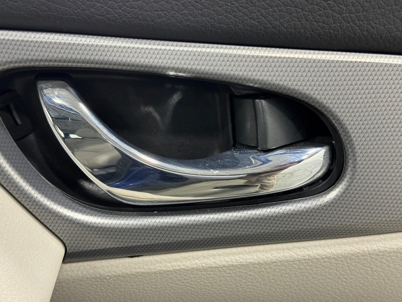 Nissan Rogue Sport Vehicle Full-screen Gallery Image 22