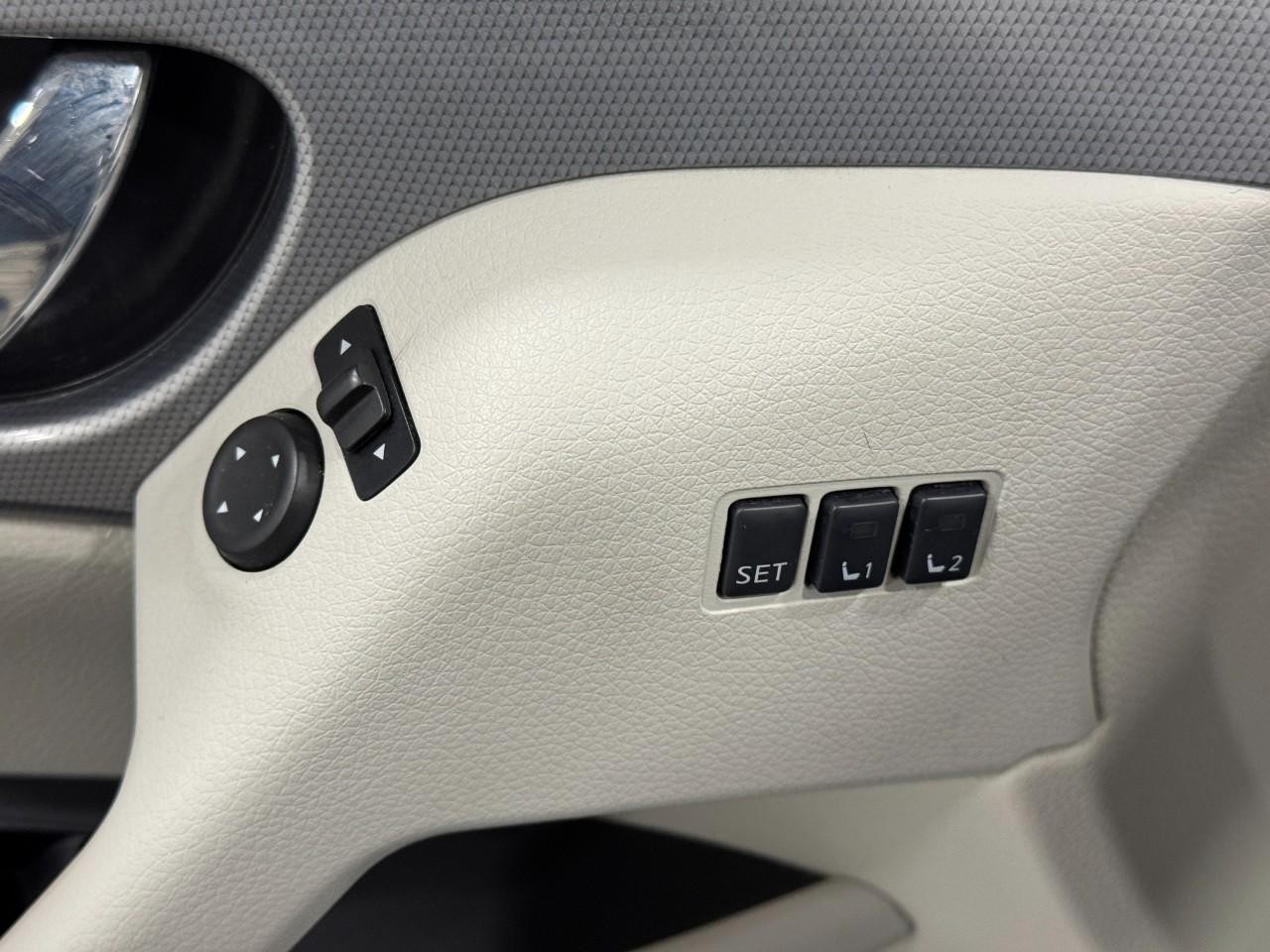 Nissan Rogue Sport Vehicle Full-screen Gallery Image 23