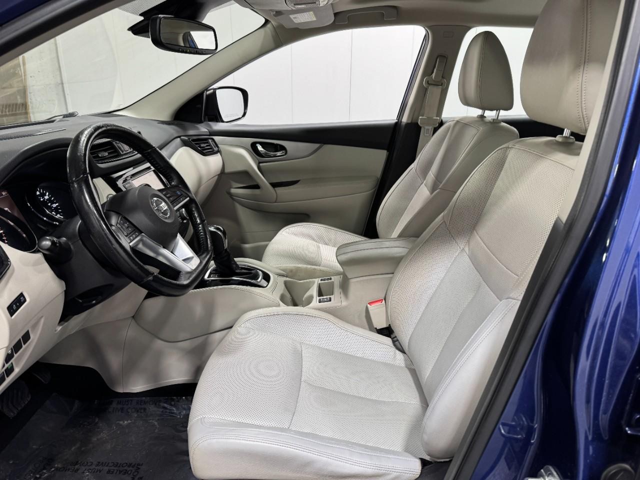 Nissan Rogue Sport Vehicle Full-screen Gallery Image 25