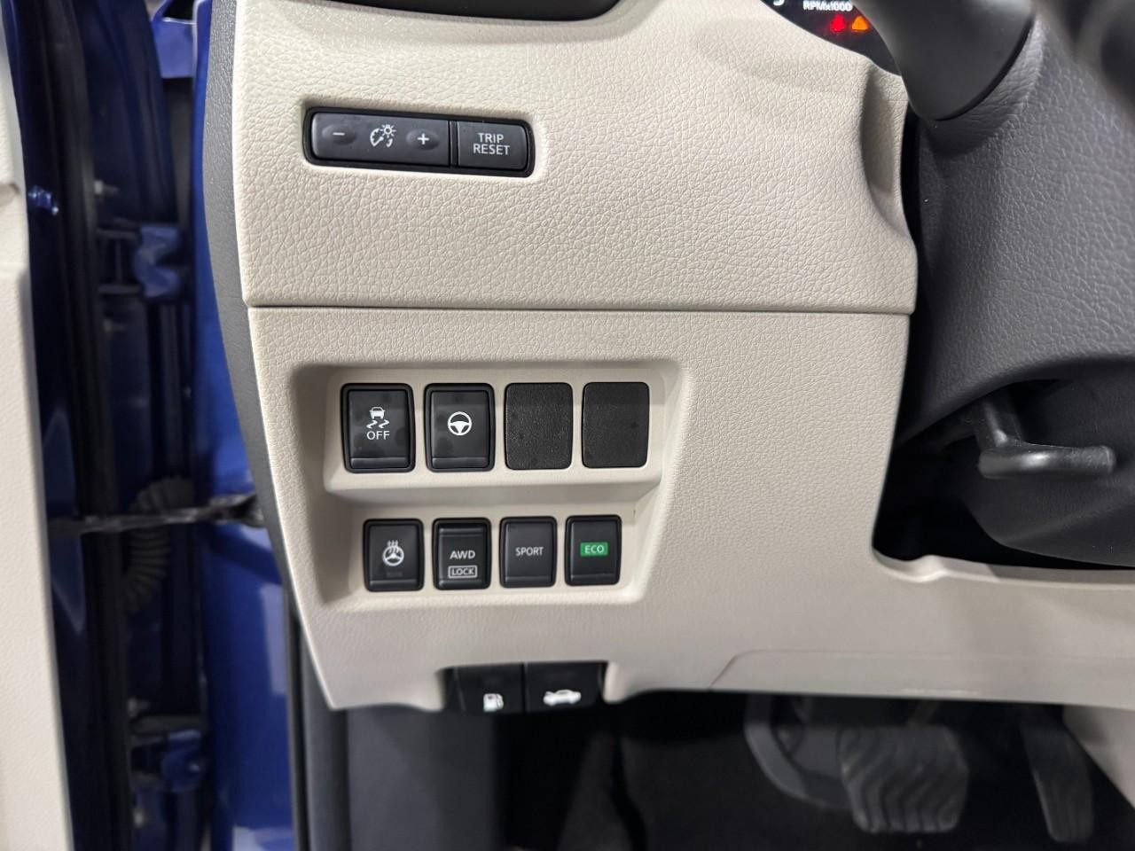 Nissan Rogue Sport Vehicle Full-screen Gallery Image 28