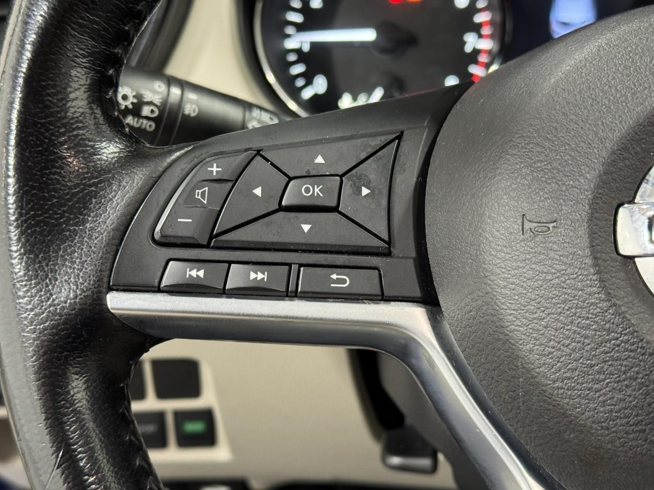 Nissan Rogue Sport Vehicle Full-screen Gallery Image 29