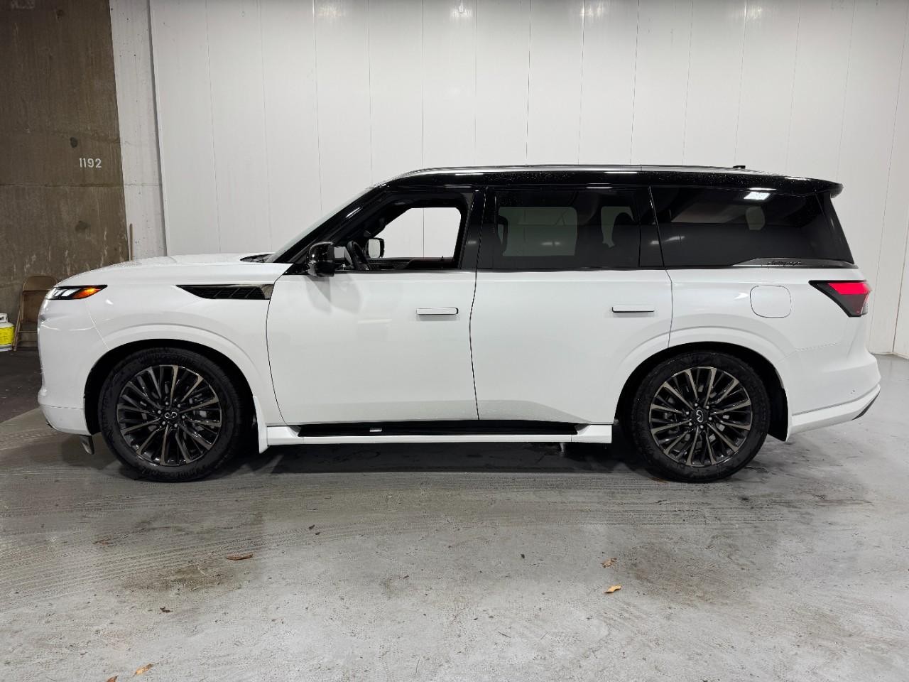 INFINITI QX80 Vehicle Full-screen Gallery Image 2