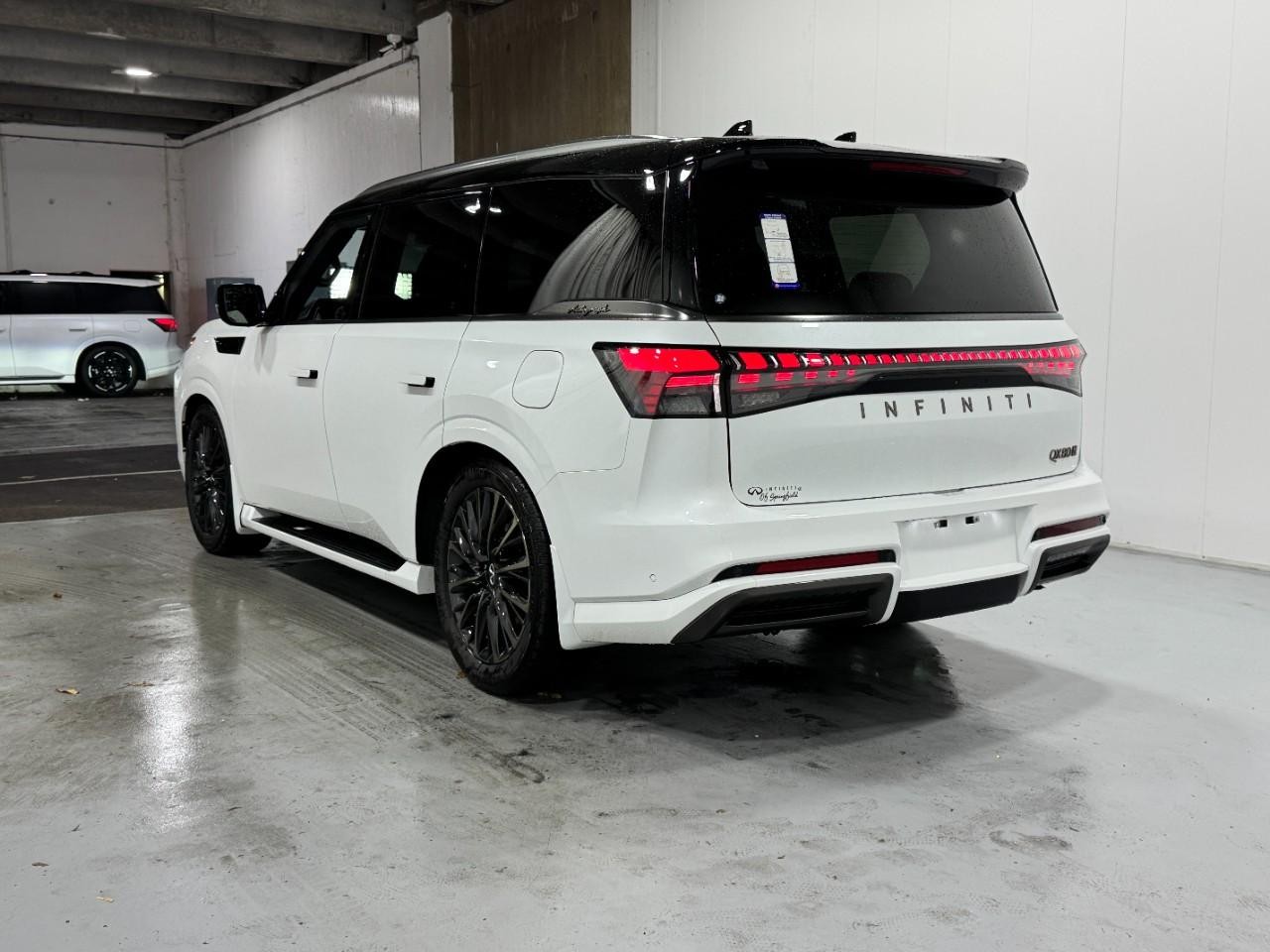 INFINITI QX80 Vehicle Full-screen Gallery Image 3