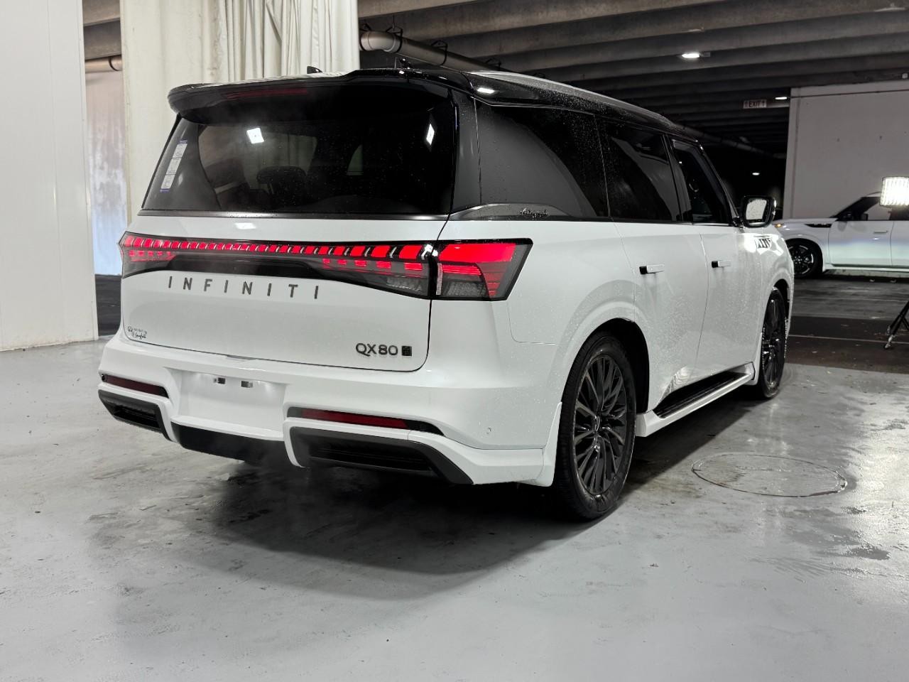 INFINITI QX80 Vehicle Full-screen Gallery Image 4