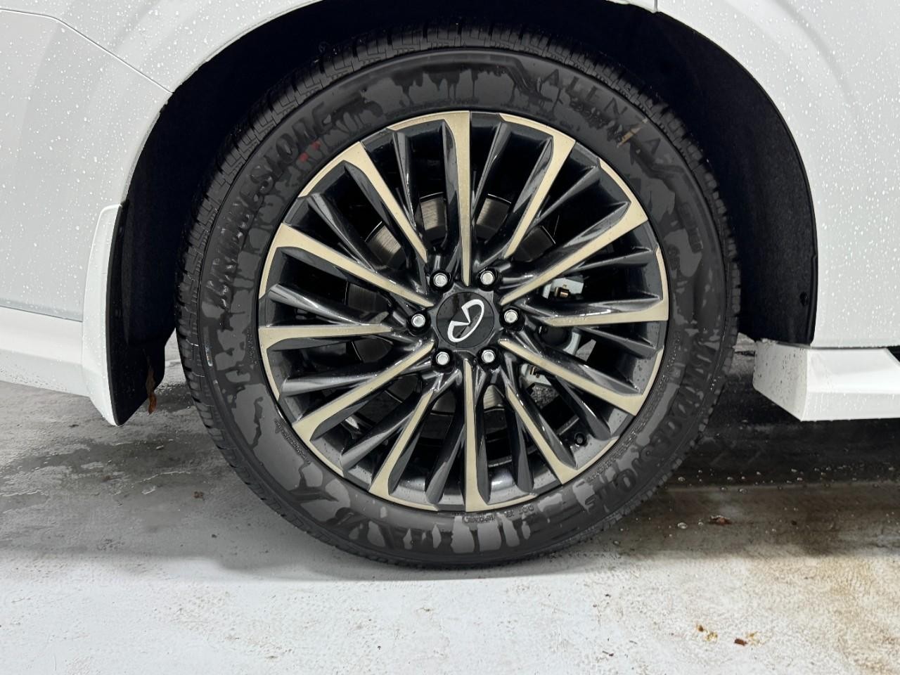 INFINITI QX80 Vehicle Full-screen Gallery Image 5