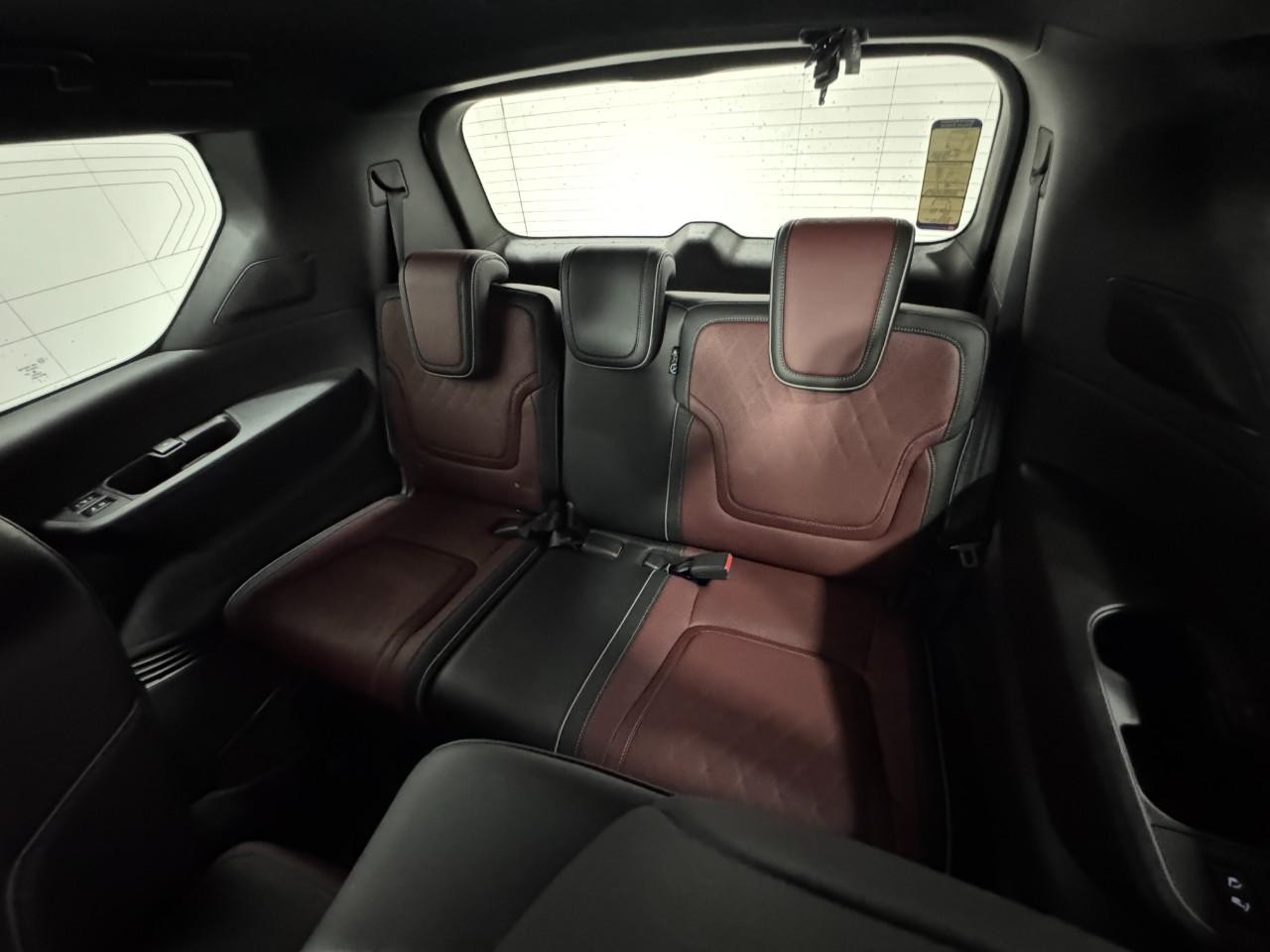 INFINITI QX80 Vehicle Full-screen Gallery Image 8