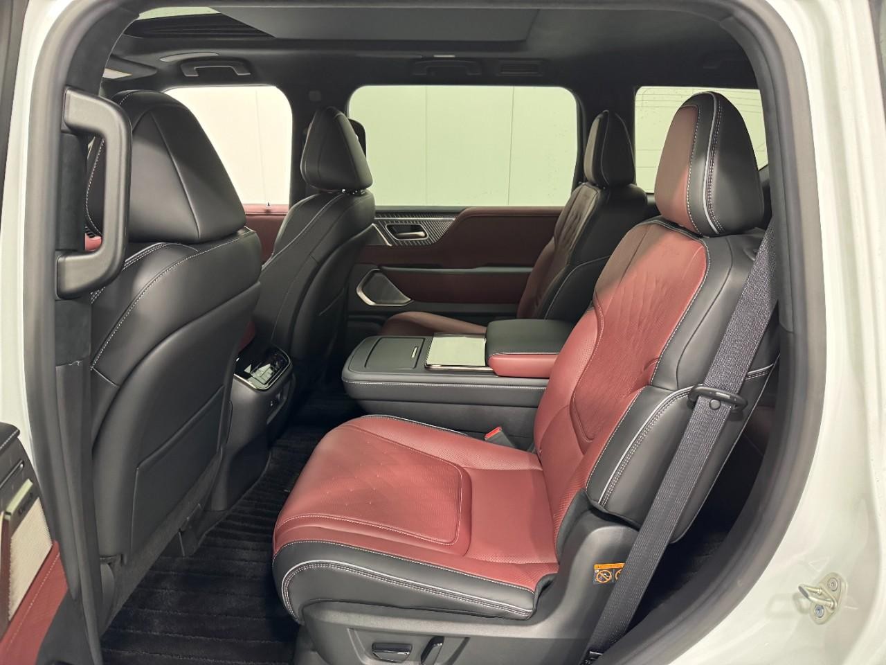 INFINITI QX80 Vehicle Full-screen Gallery Image 9