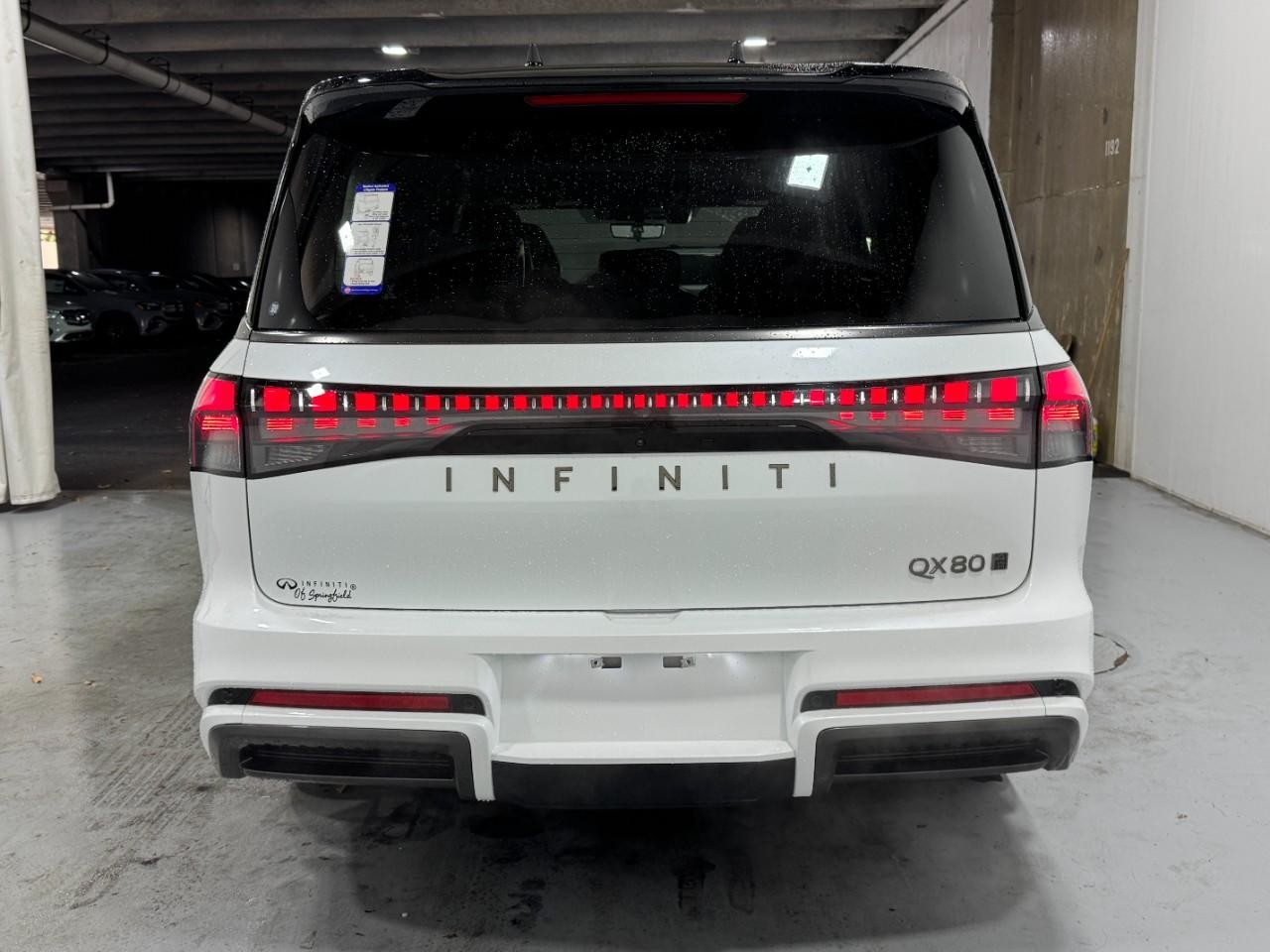 INFINITI QX80 Vehicle Full-screen Gallery Image 10