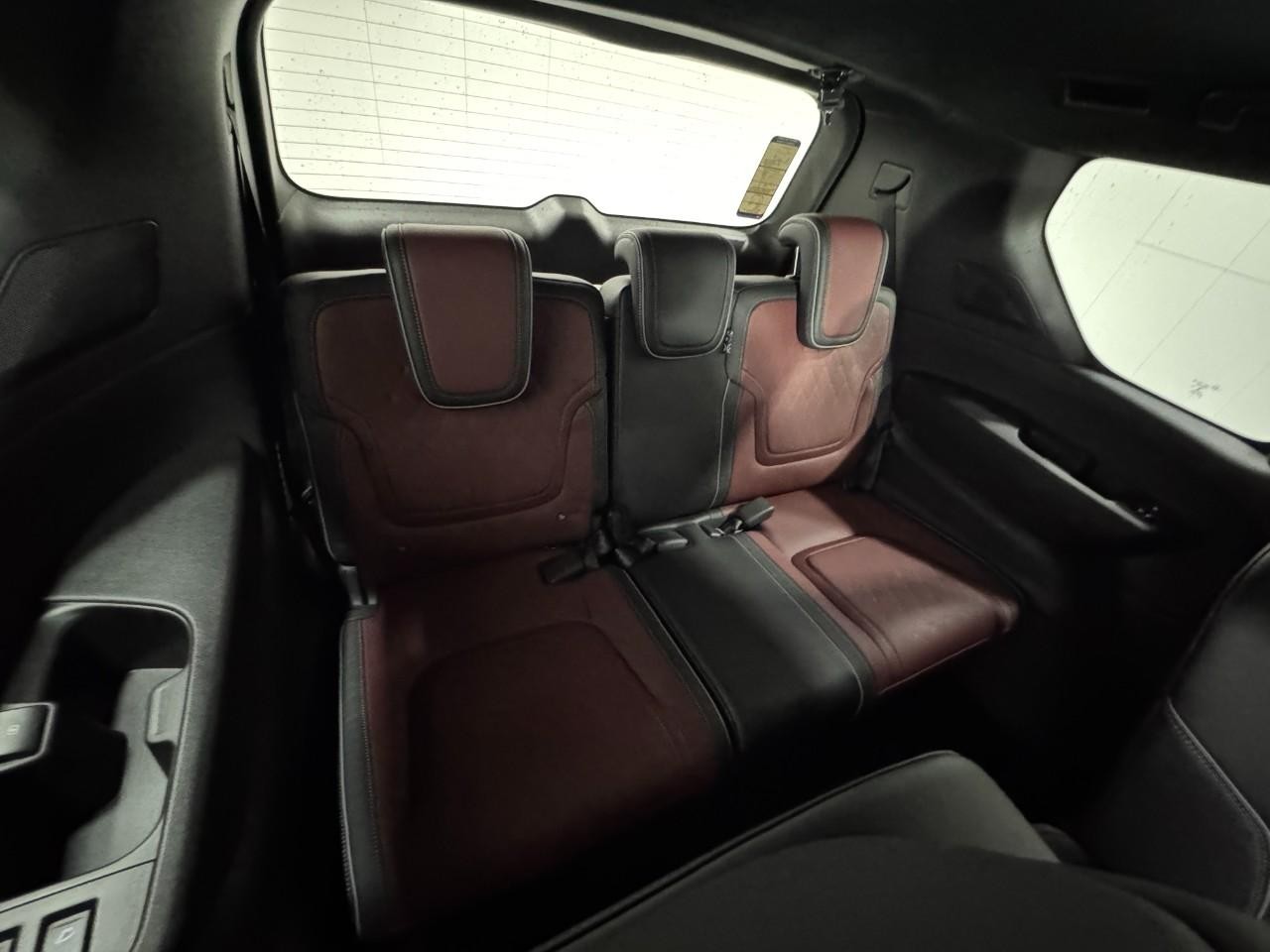 INFINITI QX80 Vehicle Full-screen Gallery Image 11