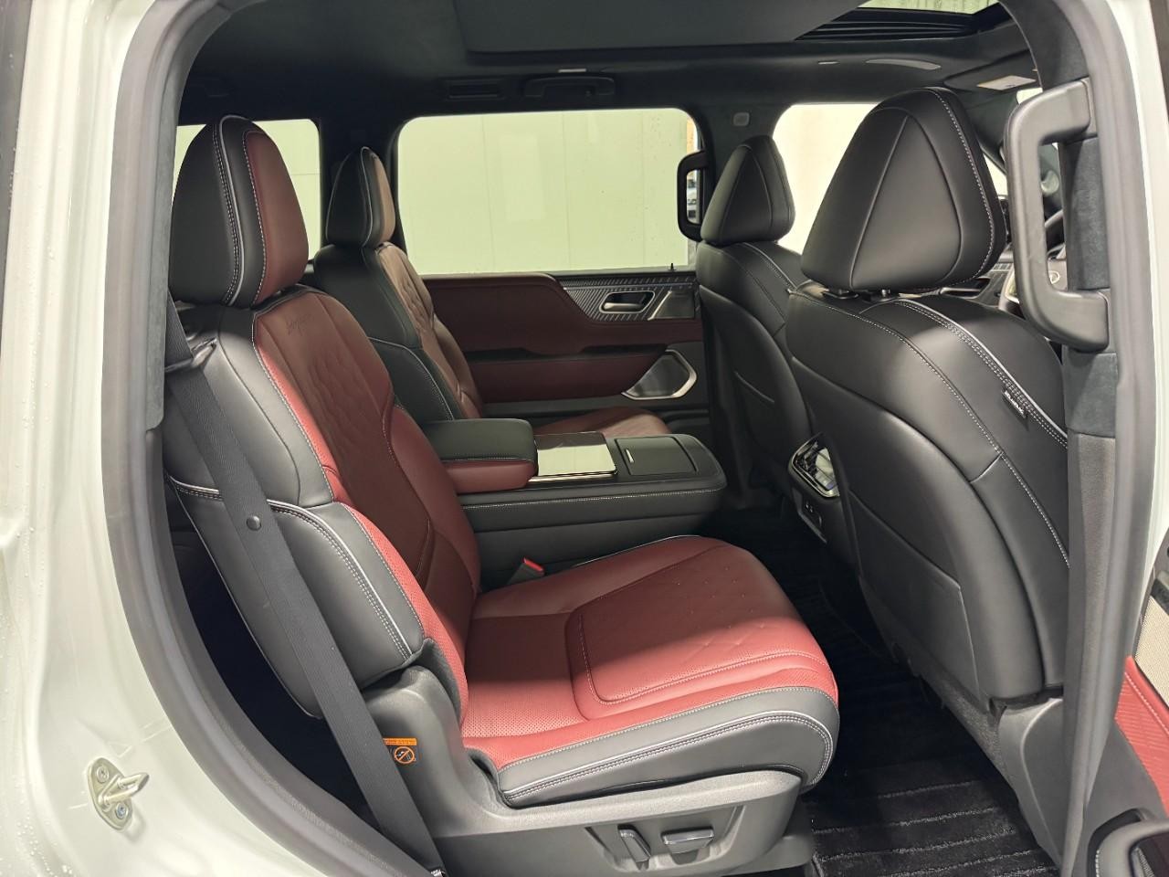 INFINITI QX80 Vehicle Full-screen Gallery Image 12