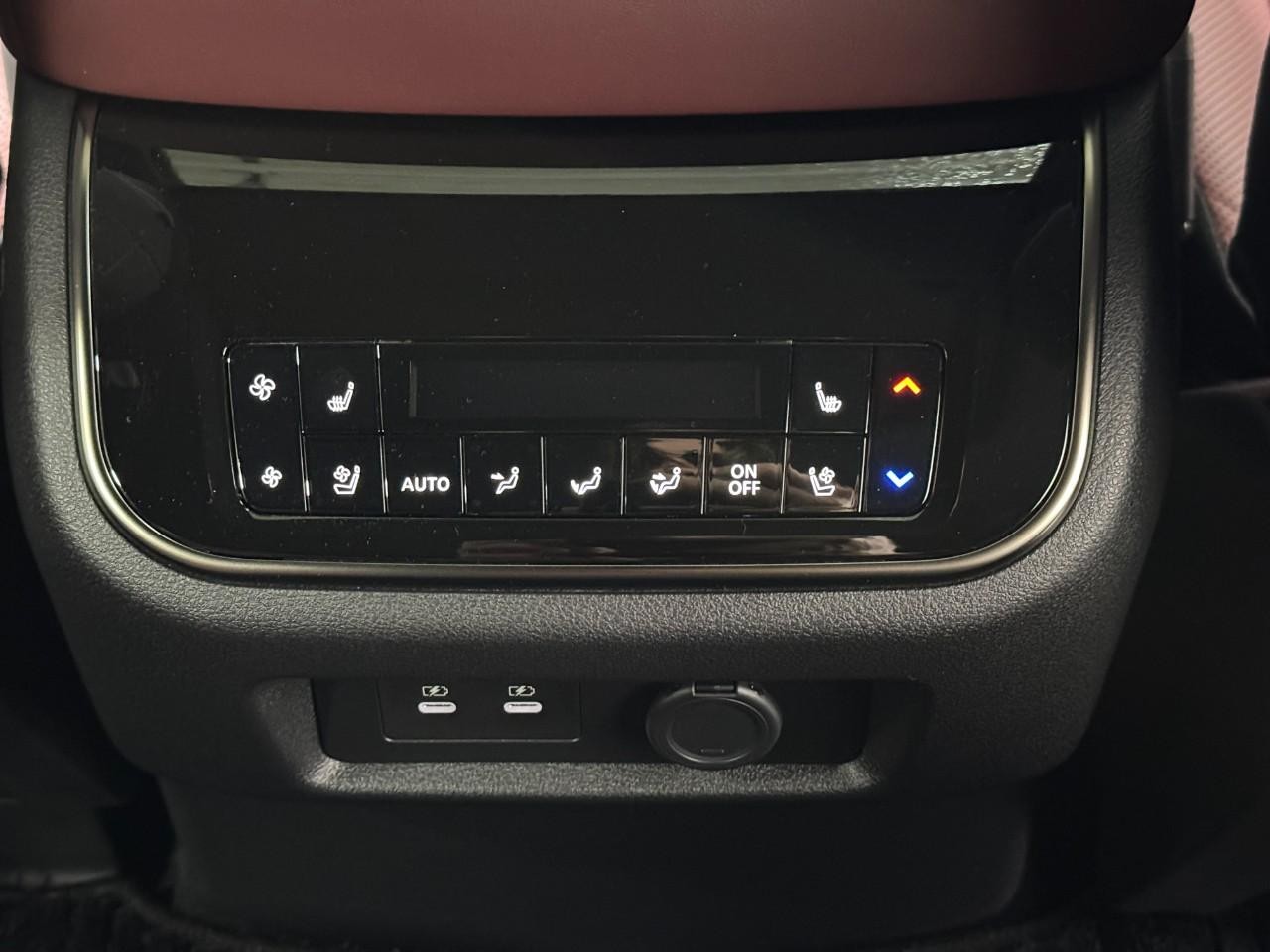 INFINITI QX80 Vehicle Full-screen Gallery Image 13