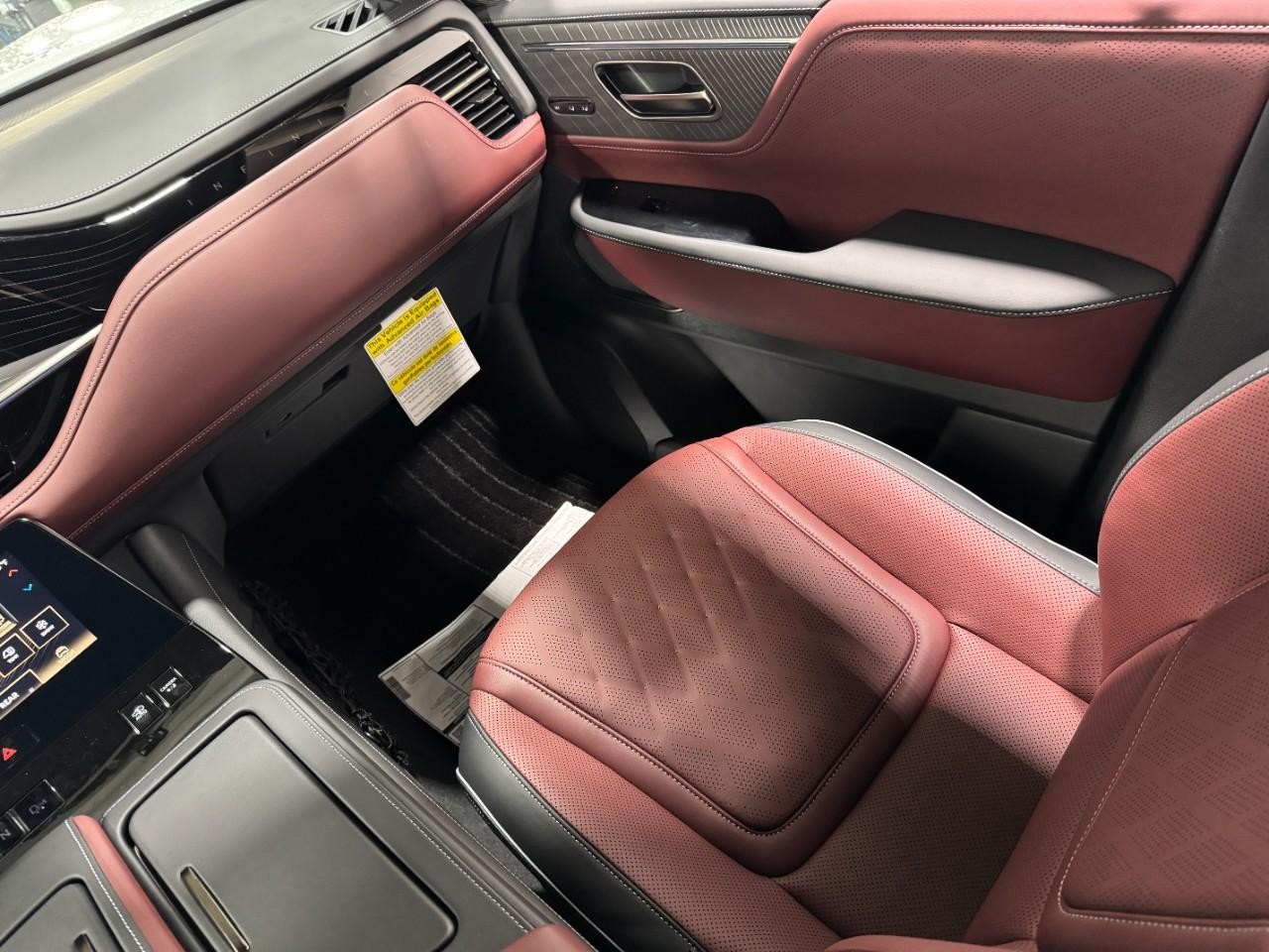 INFINITI QX80 Vehicle Full-screen Gallery Image 19