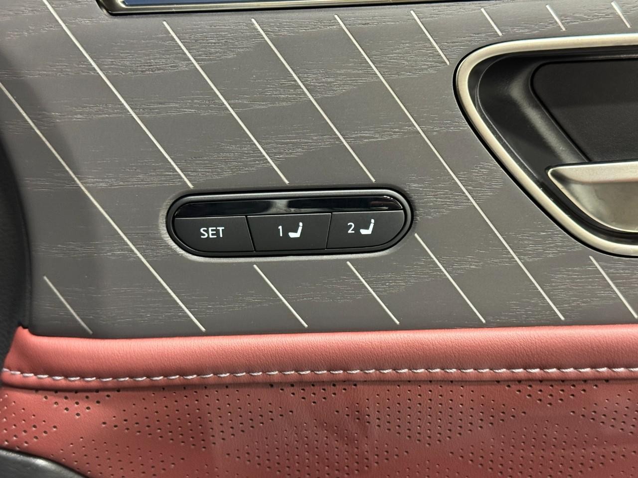 INFINITI QX80 Vehicle Full-screen Gallery Image 23