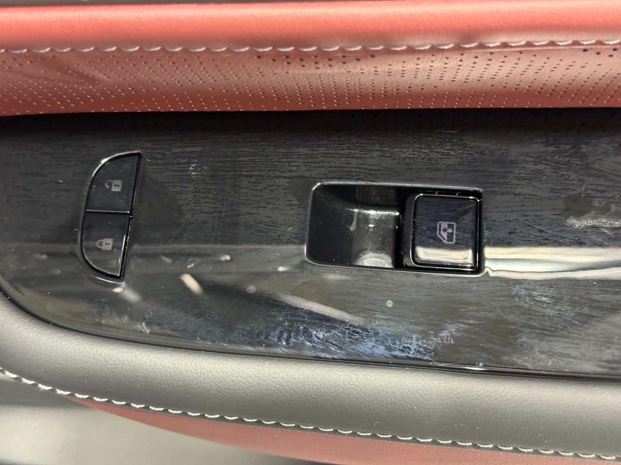 INFINITI QX80 Vehicle Full-screen Gallery Image 24