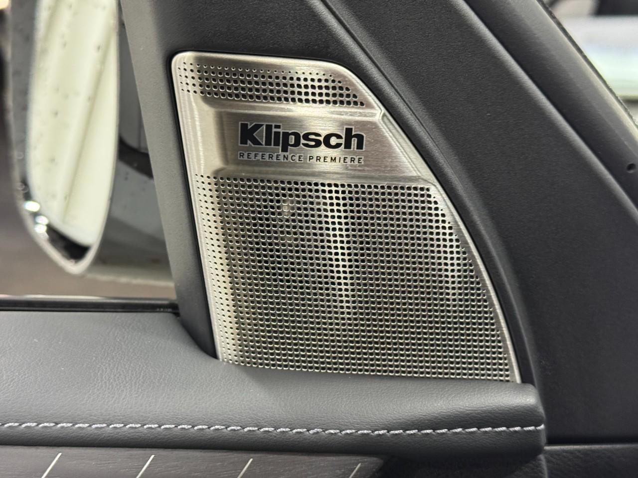 INFINITI QX80 Vehicle Full-screen Gallery Image 25