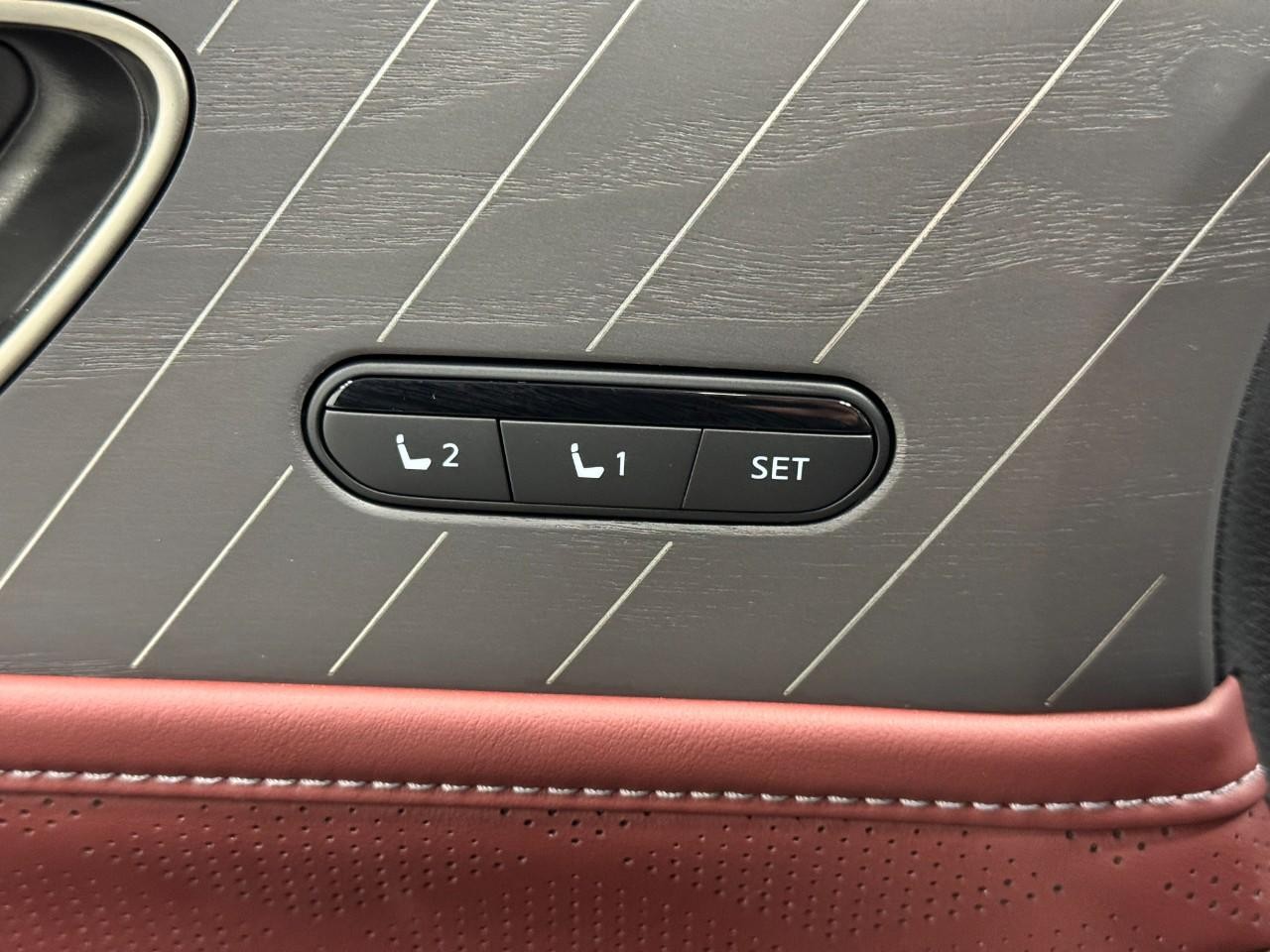 INFINITI QX80 Vehicle Full-screen Gallery Image 26