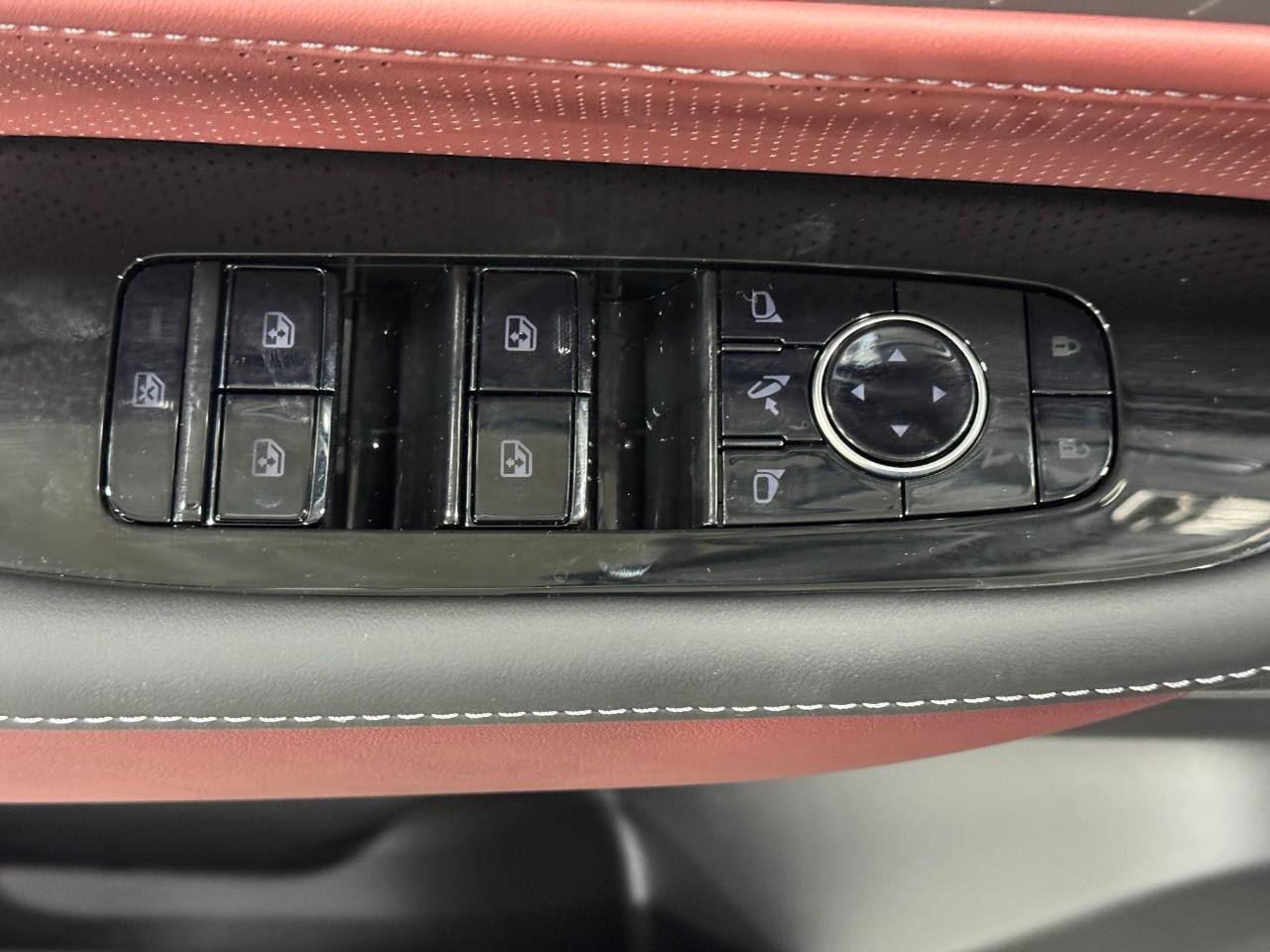 INFINITI QX80 Vehicle Full-screen Gallery Image 27