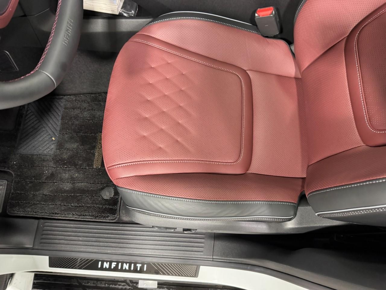 INFINITI QX80 Vehicle Full-screen Gallery Image 29