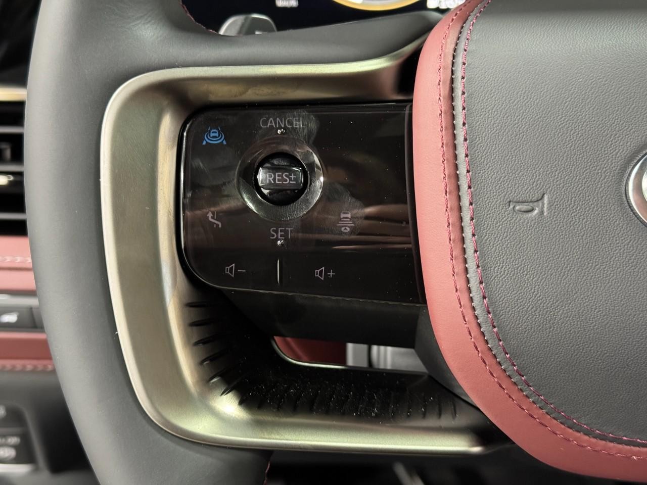 INFINITI QX80 Vehicle Full-screen Gallery Image 32