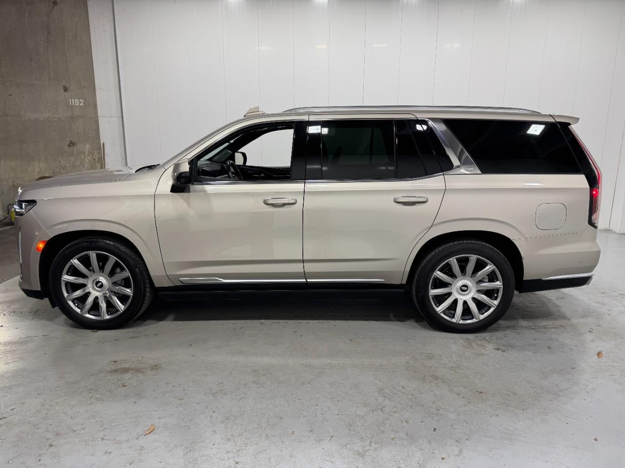 Cadillac Escalade Vehicle Full-screen Gallery Image 2