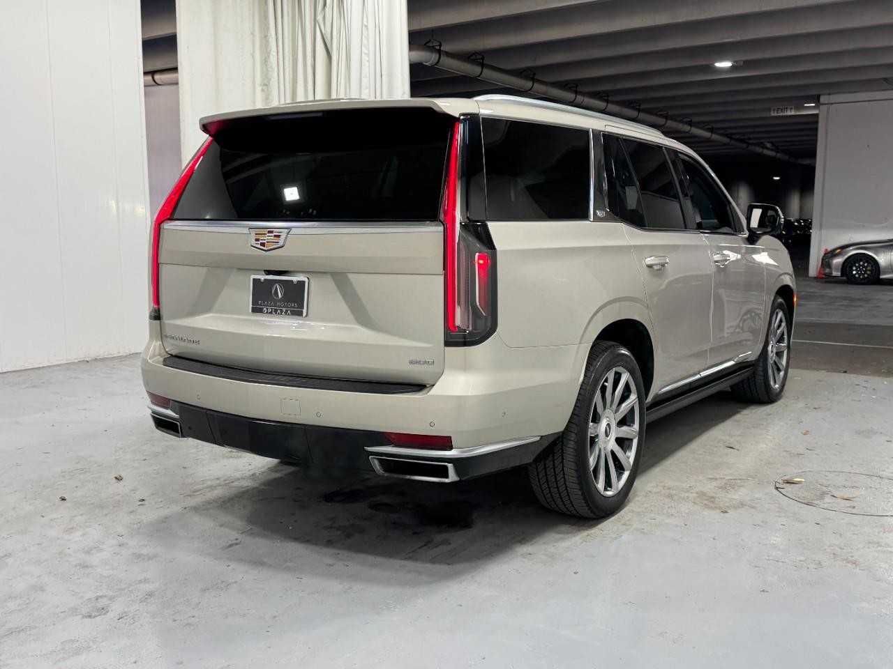 Cadillac Escalade Vehicle Full-screen Gallery Image 4