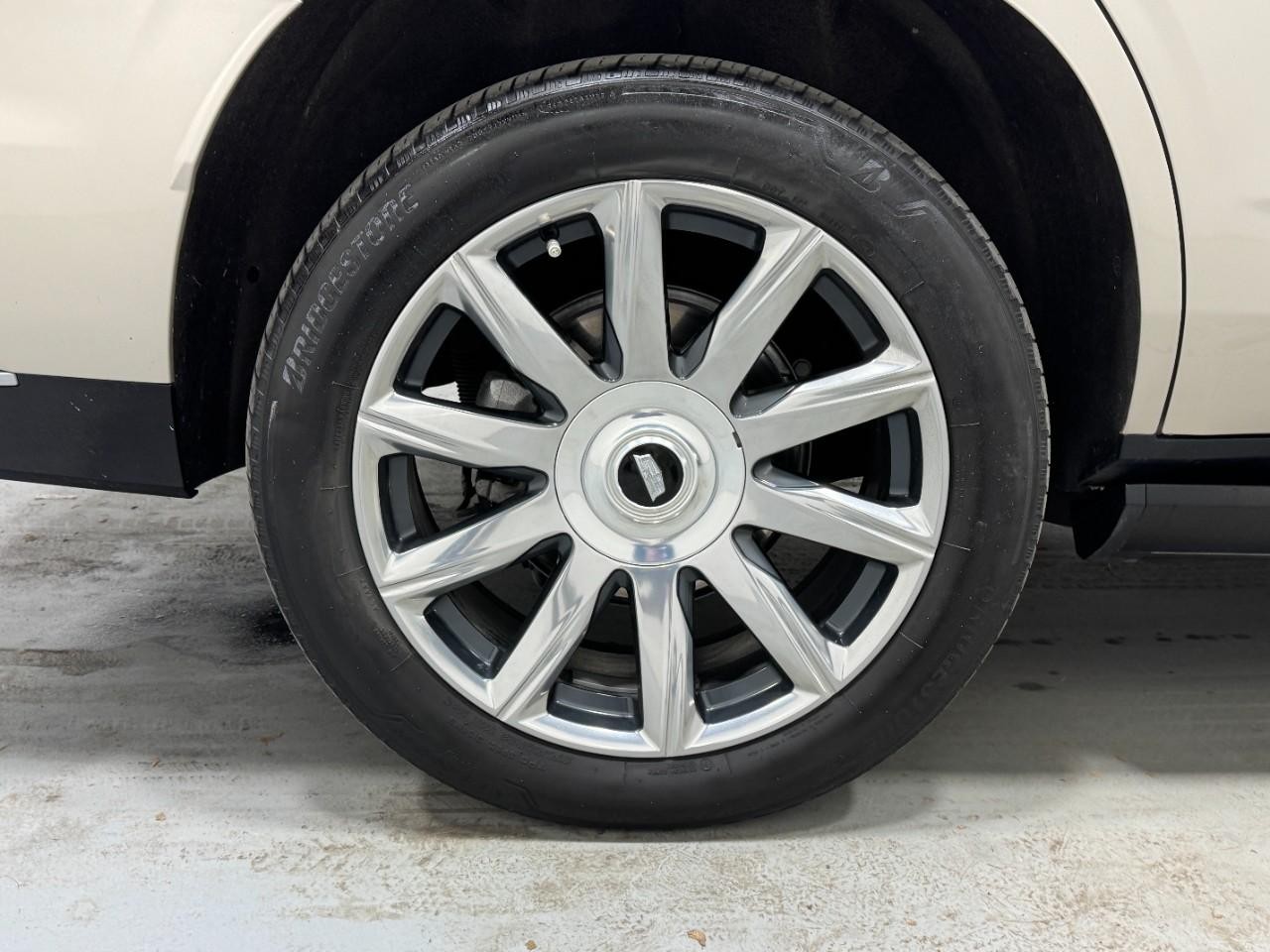 Cadillac Escalade Vehicle Full-screen Gallery Image 5