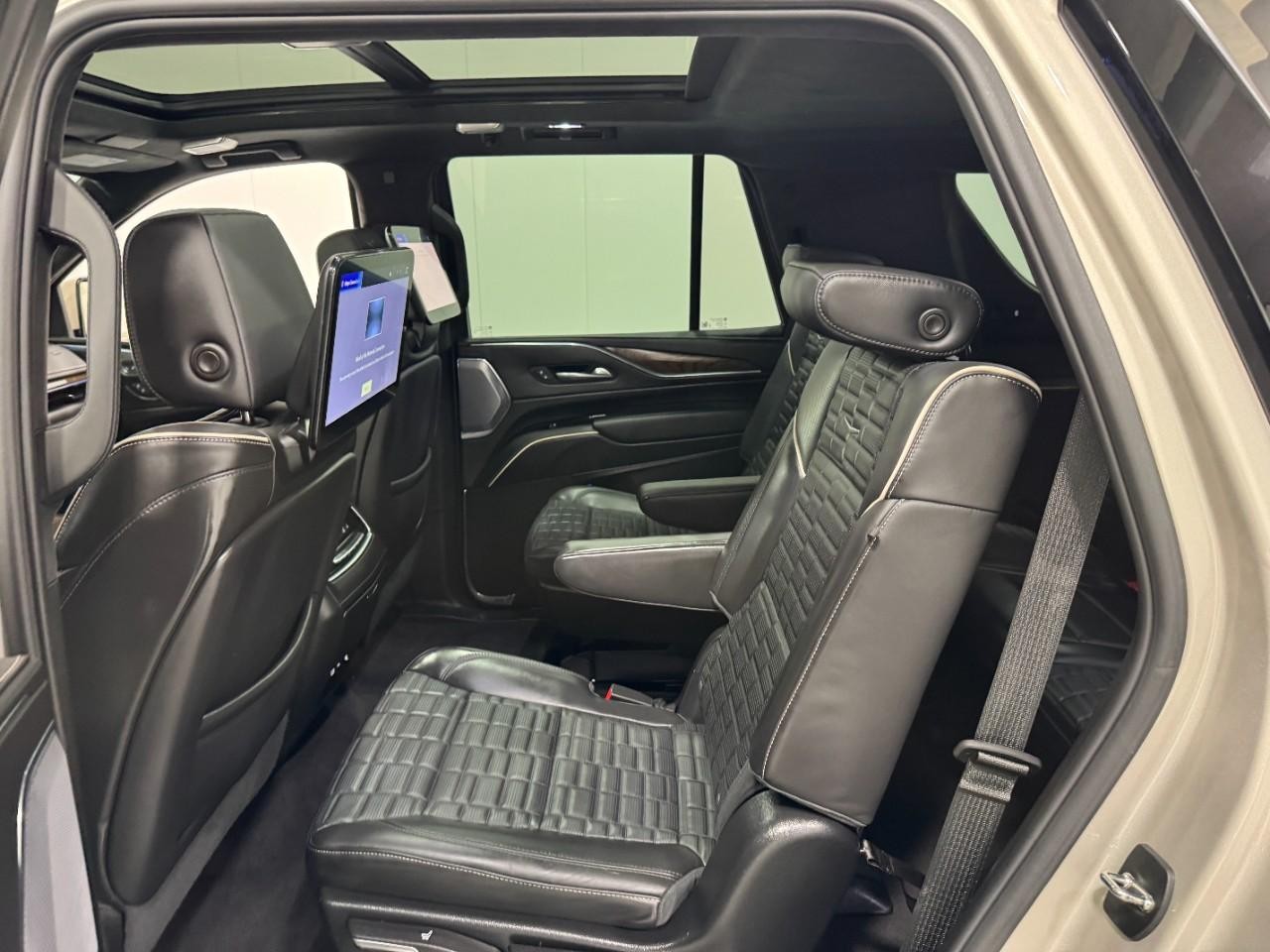 Cadillac Escalade Vehicle Full-screen Gallery Image 8