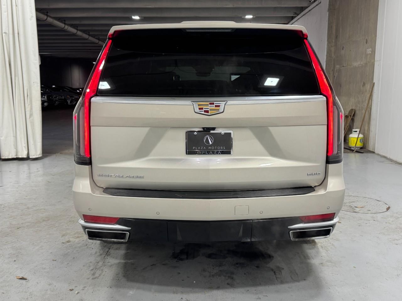 Cadillac Escalade Vehicle Full-screen Gallery Image 9
