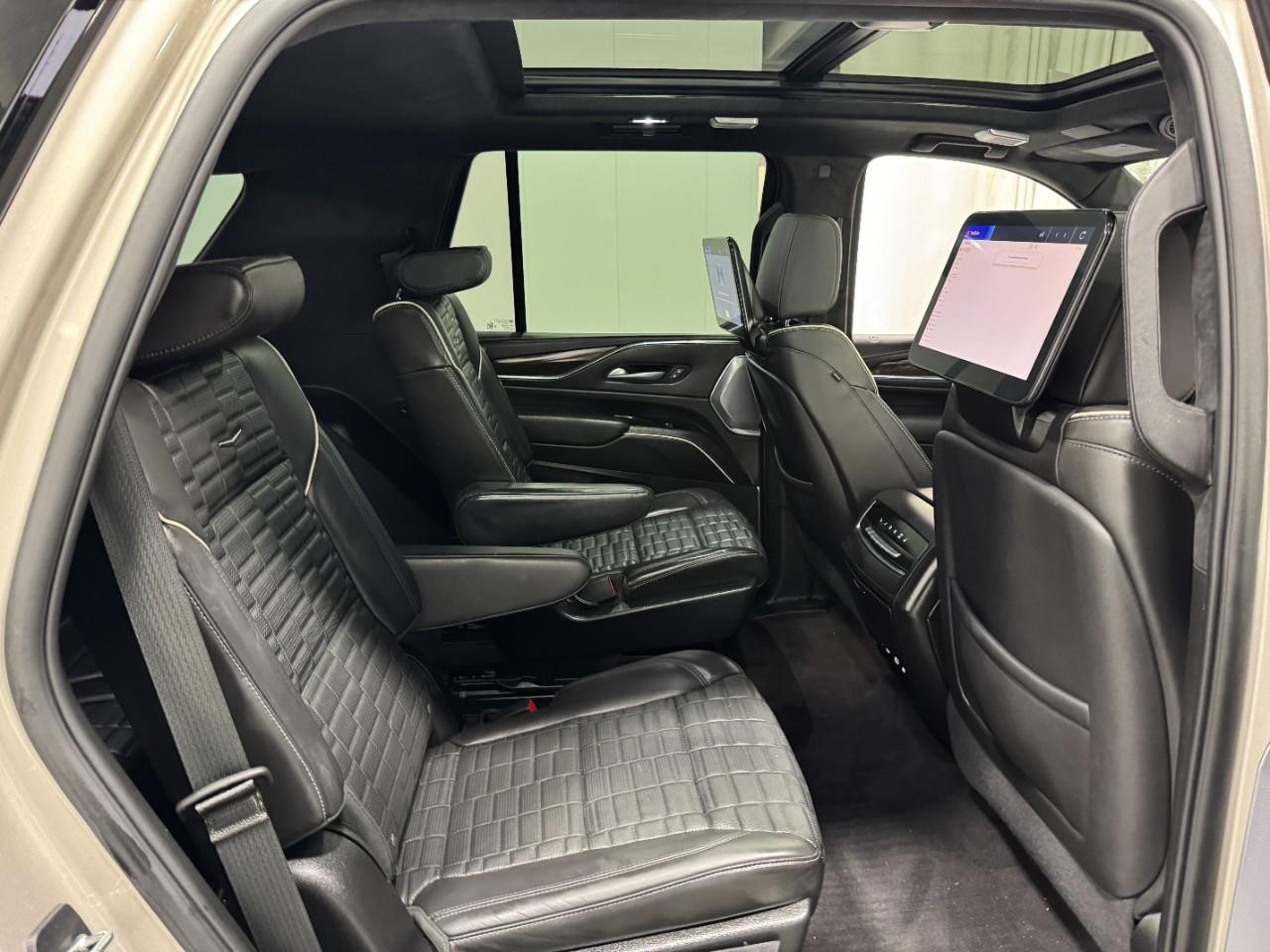 Cadillac Escalade Vehicle Full-screen Gallery Image 11