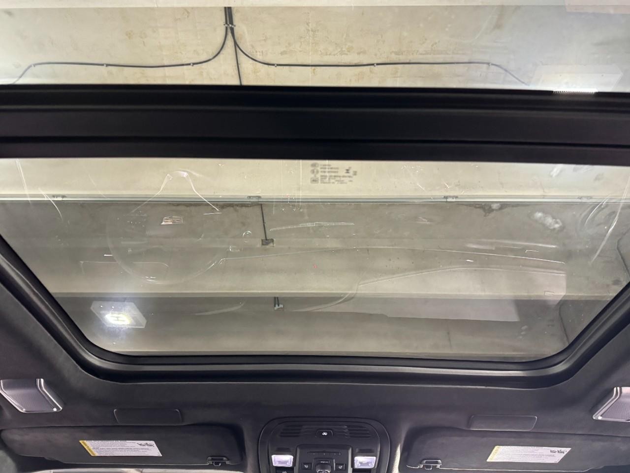 Cadillac Escalade Vehicle Full-screen Gallery Image 14