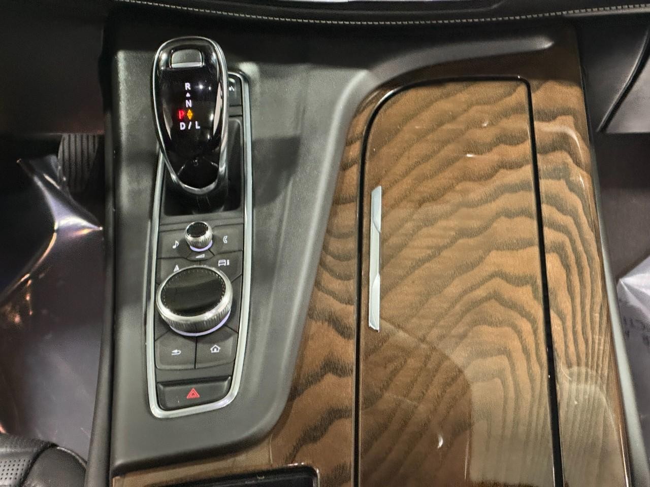 Cadillac Escalade Vehicle Full-screen Gallery Image 19