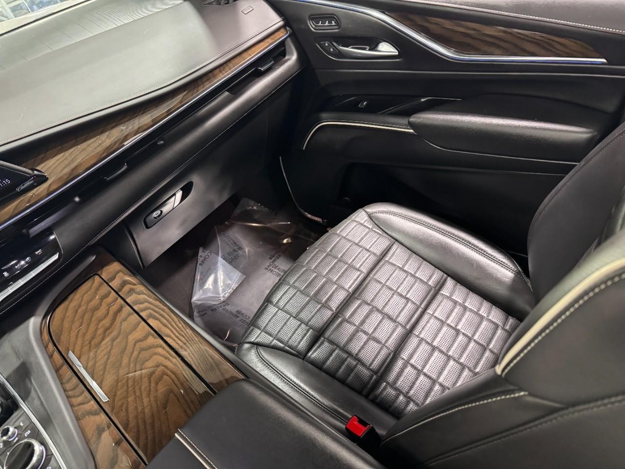 Cadillac Escalade Vehicle Full-screen Gallery Image 20