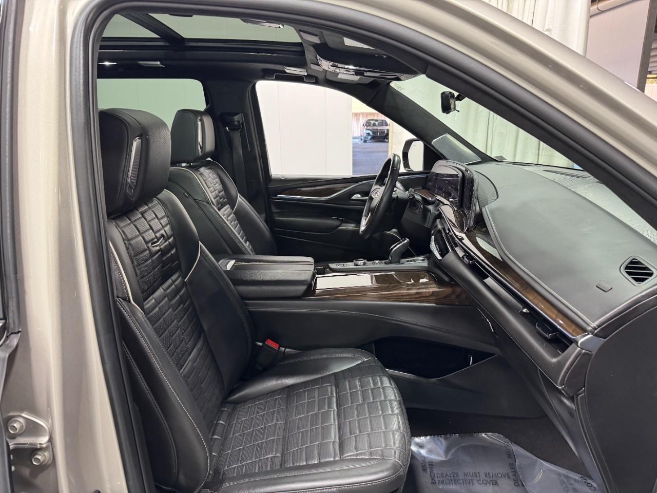 Cadillac Escalade Vehicle Full-screen Gallery Image 21