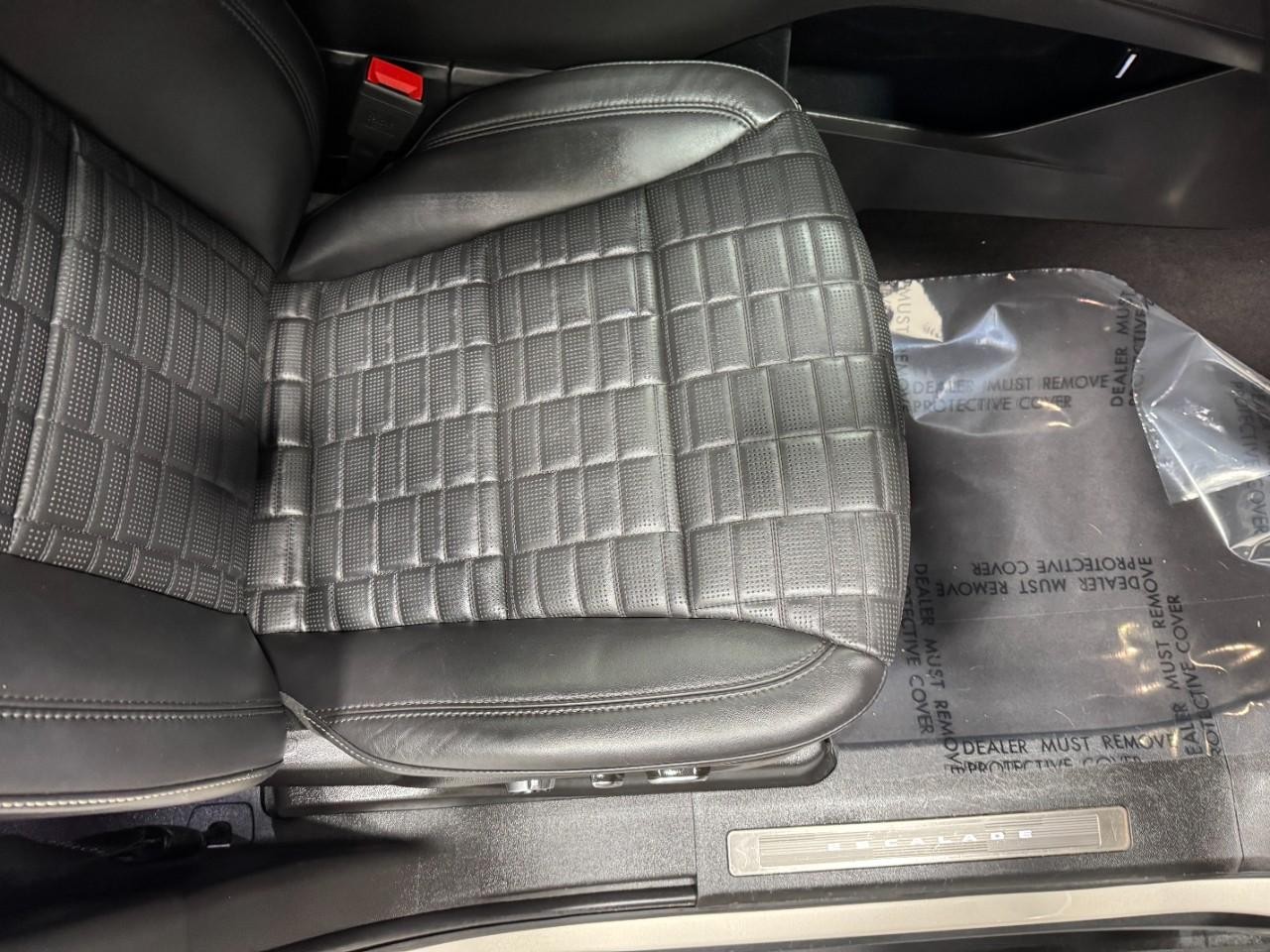 Cadillac Escalade Vehicle Full-screen Gallery Image 22