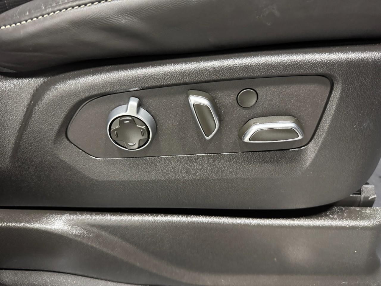 Cadillac Escalade Vehicle Full-screen Gallery Image 23