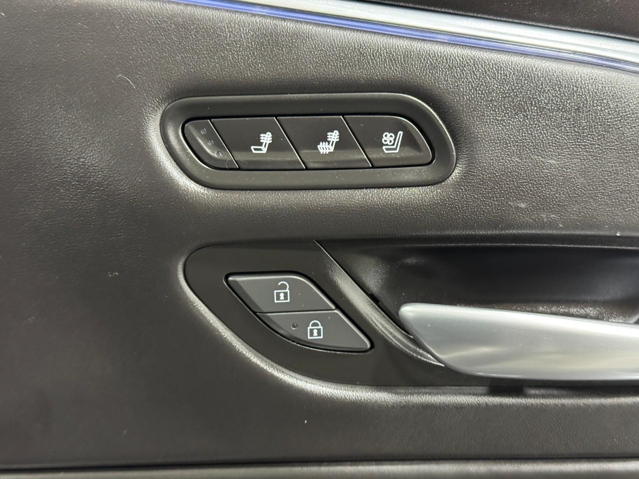 Cadillac Escalade Vehicle Full-screen Gallery Image 24