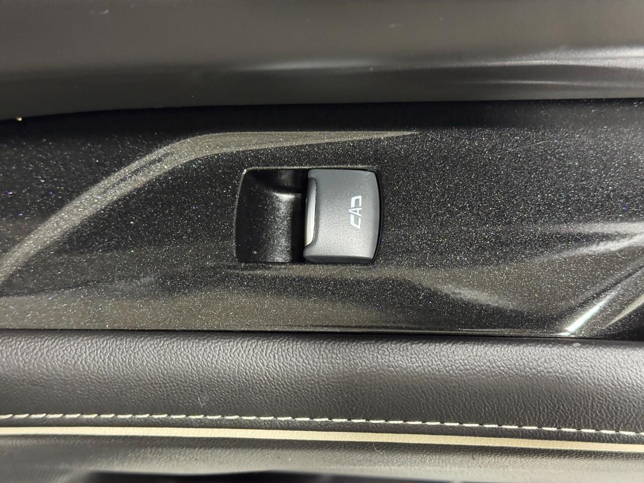 Cadillac Escalade Vehicle Full-screen Gallery Image 25