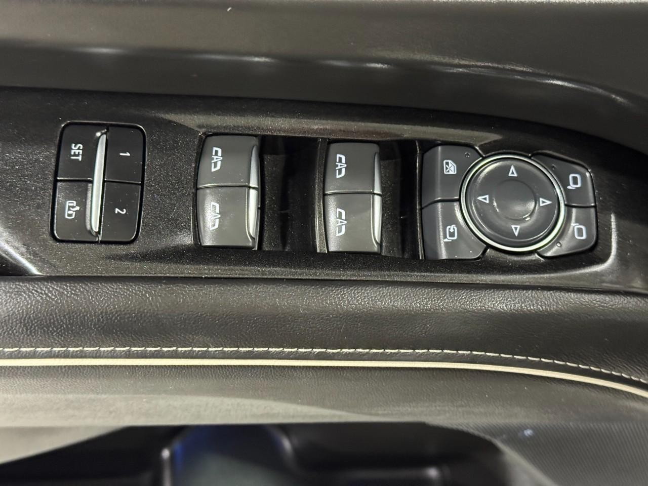 Cadillac Escalade Vehicle Full-screen Gallery Image 27