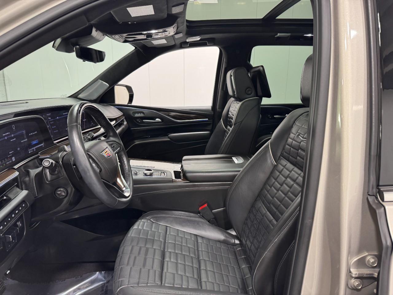 Cadillac Escalade Vehicle Full-screen Gallery Image 28