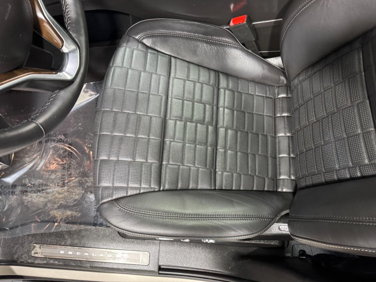 Cadillac Escalade Vehicle Full-screen Gallery Image 29