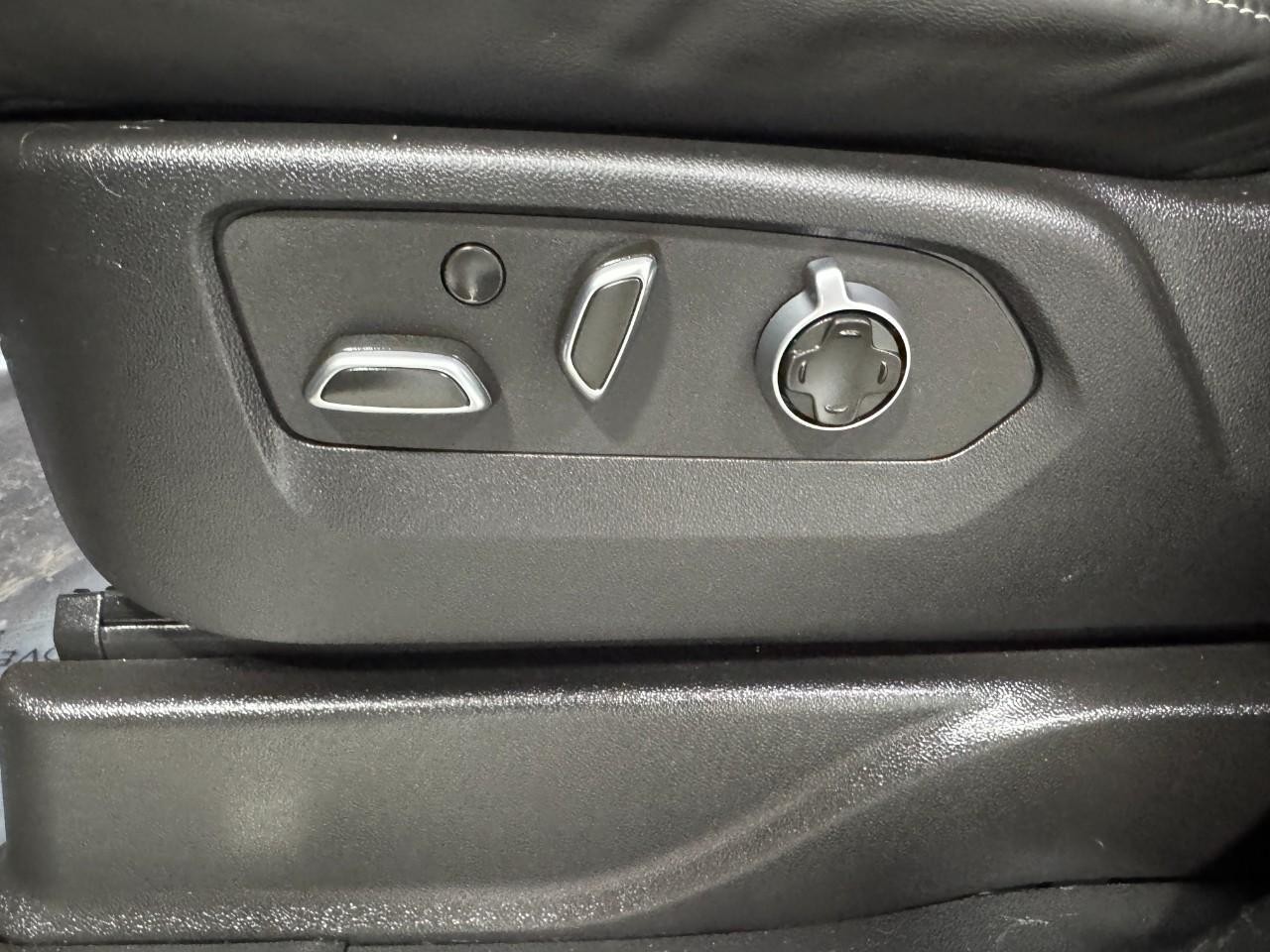 Cadillac Escalade Vehicle Full-screen Gallery Image 30