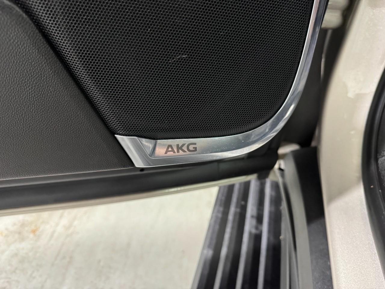 Cadillac Escalade Vehicle Full-screen Gallery Image 31