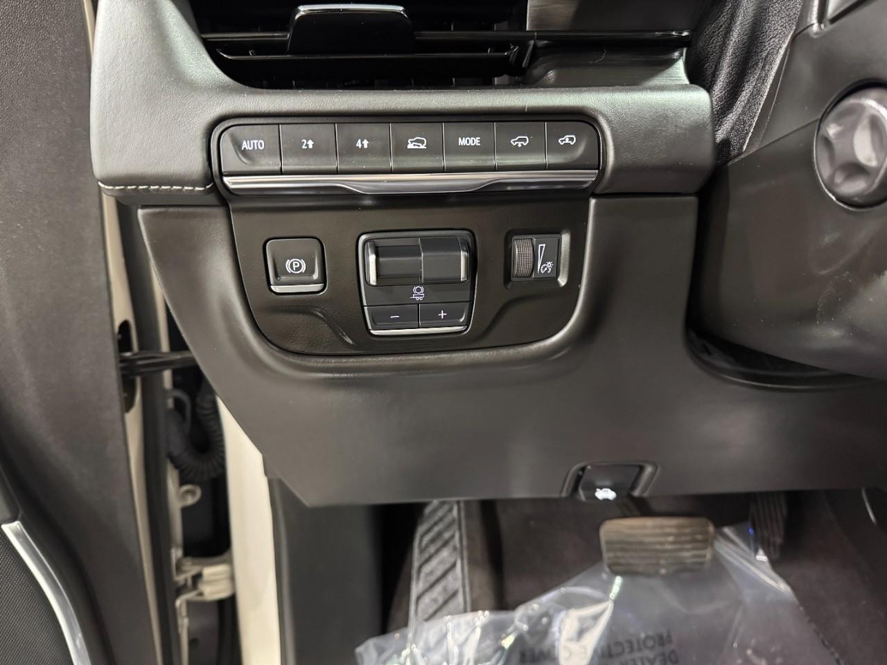 Cadillac Escalade Vehicle Full-screen Gallery Image 32