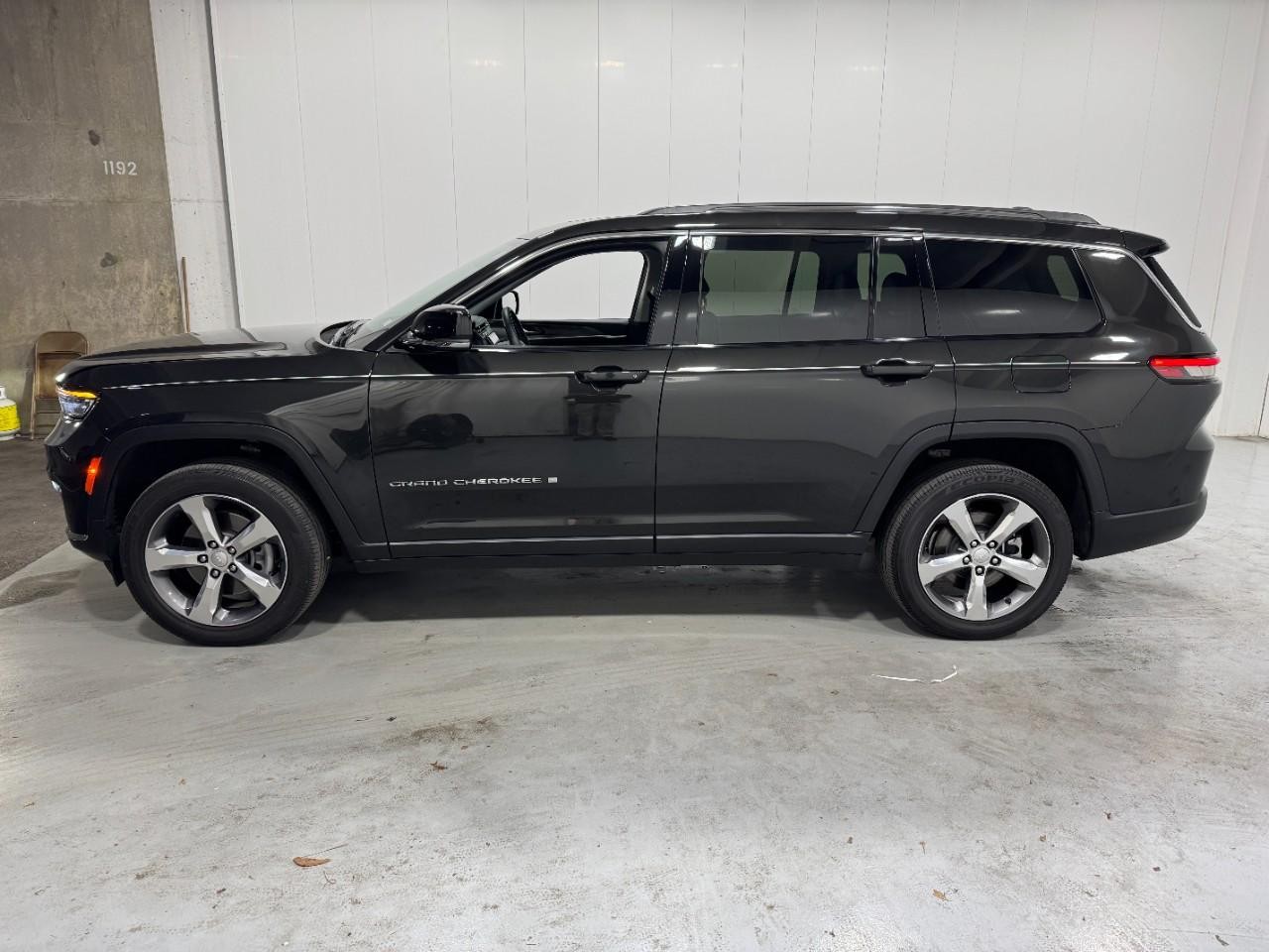Jeep Grand Cherokee L Vehicle Full-screen Gallery Image 2