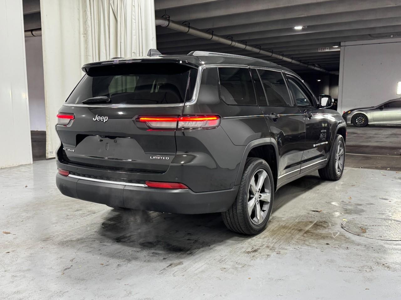 Jeep Grand Cherokee L Vehicle Full-screen Gallery Image 4