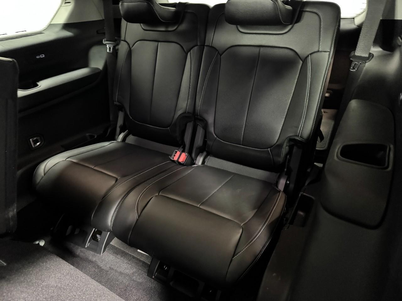 Jeep Grand Cherokee L Vehicle Full-screen Gallery Image 8