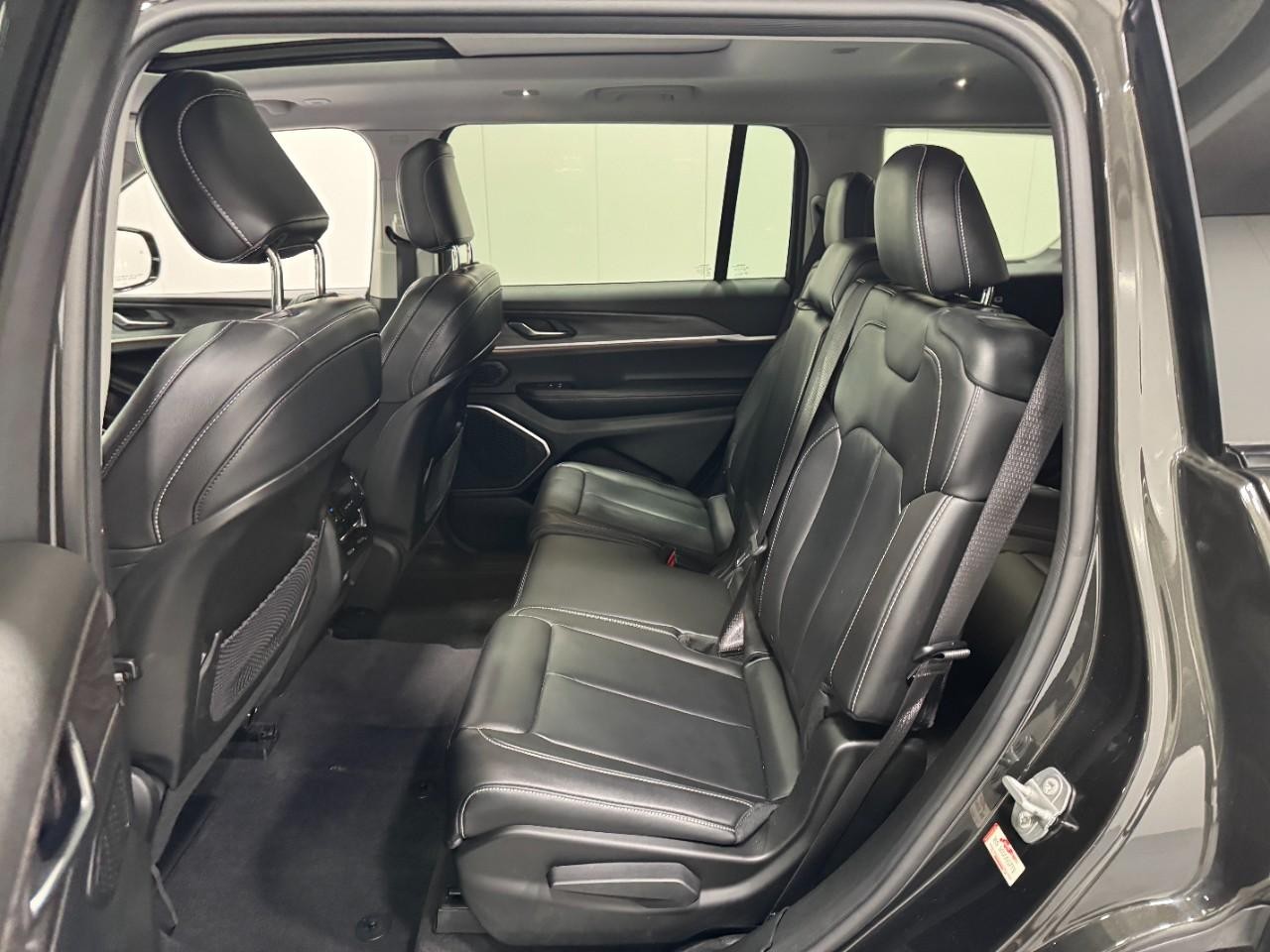 Jeep Grand Cherokee L Vehicle Full-screen Gallery Image 9